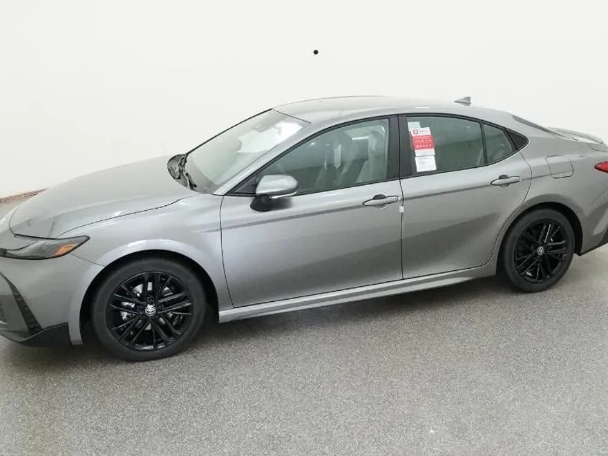 2026 Toyota Camry SE photo 1
