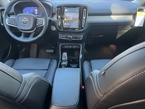 2025 Volvo XC40 photo 4