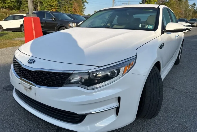 2017 Kia Optima LX photo 1