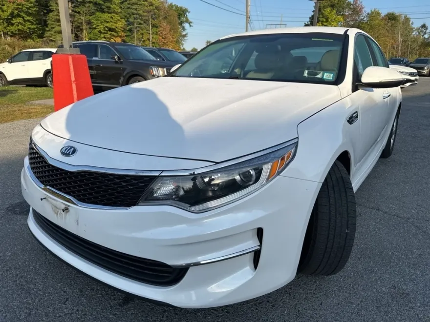2017 Kia Optima LX photo 1
