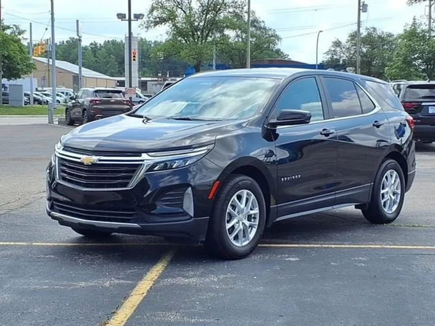2023 Chevrolet Equinox LT photo 1