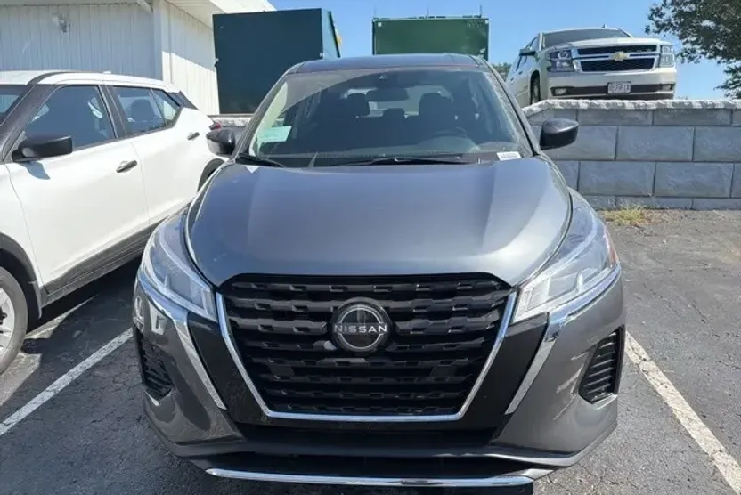 2025 Nissan Kicks Play S photo 1