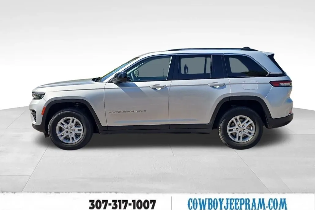 2023 Jeep Grand Cherokee Laredo photo 1