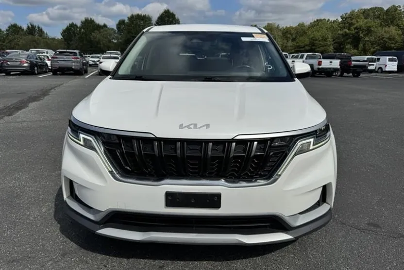 2022 Kia Carnival LXS photo 1
