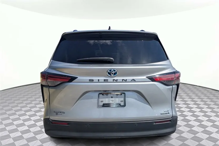 2022 Toyota Sienna XLE photo 1