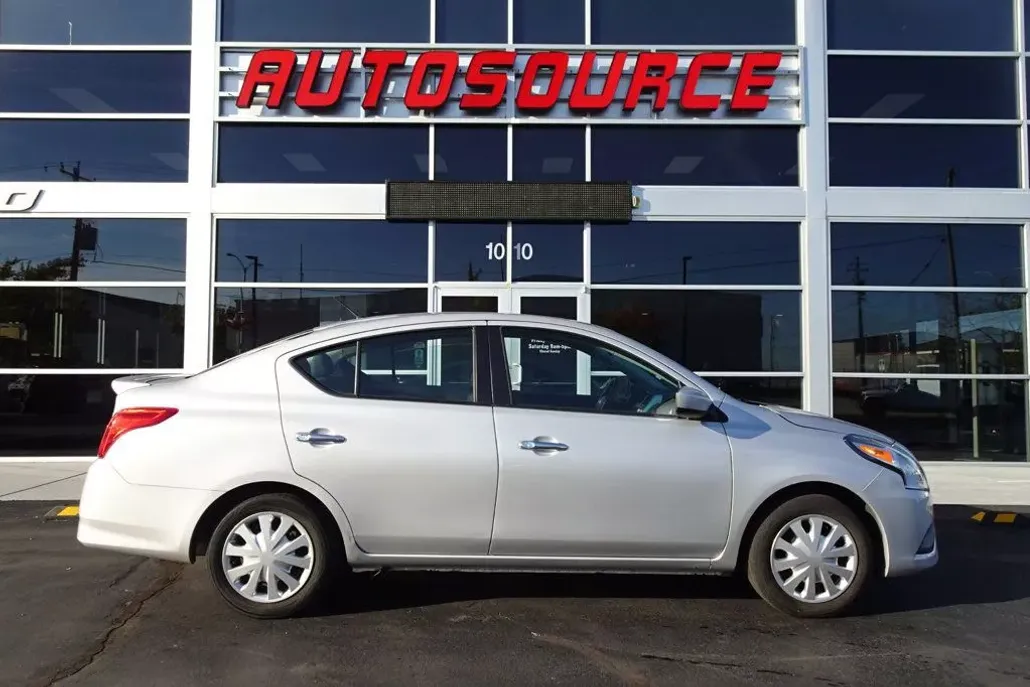 2019 Nissan Versa Sedan SV photo 1