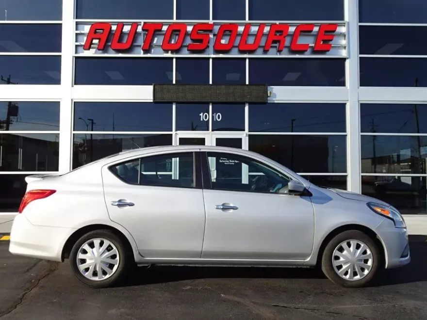 2019 Nissan Versa Sedan SV photo 1
