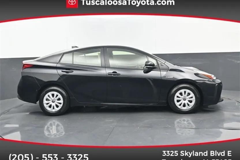 2022 Toyota Prius LE photo 1