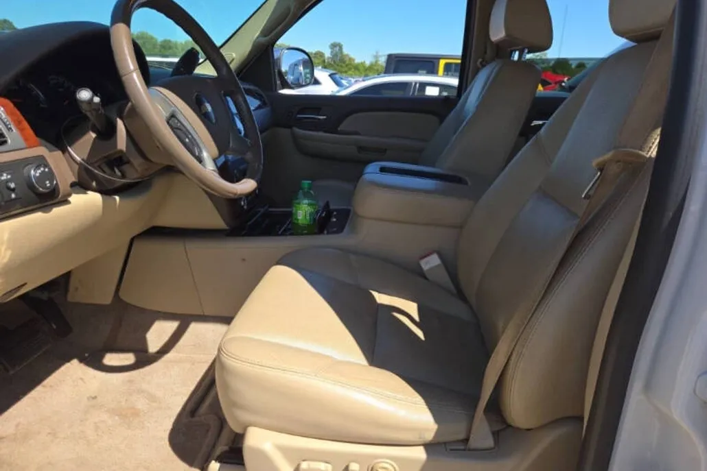 2009 Chevrolet Suburban LTZ photo 1