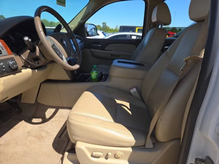 2009 Chevrolet Suburban LTZ photo 1