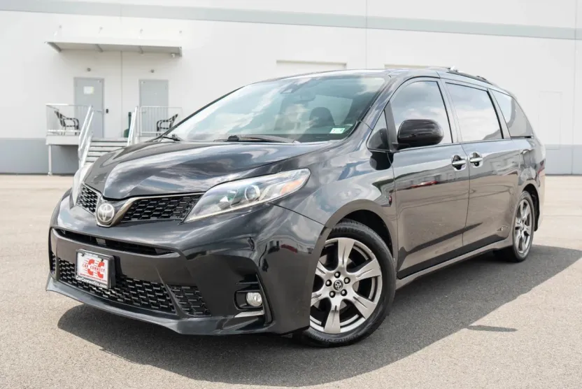 2018 Toyota Sienna SE photo 1