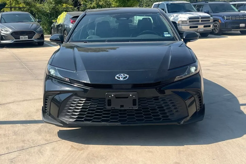 2025 Toyota Camry SE photo 1