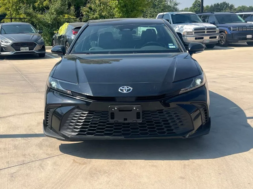 2025 Toyota Camry SE photo 1