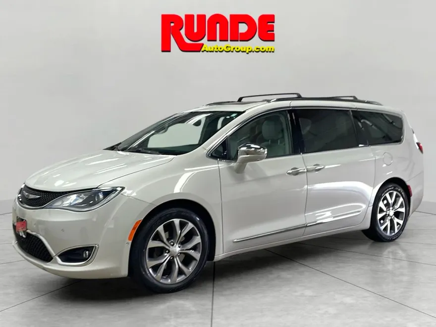 2020 Chrysler Pacifica Limited photo 1