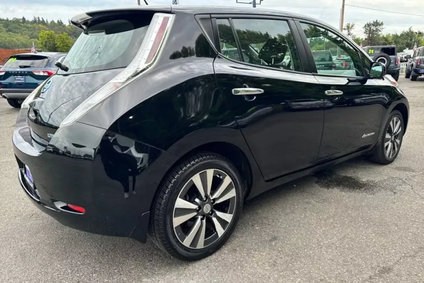 2015 Nissan Leaf SV photo 1