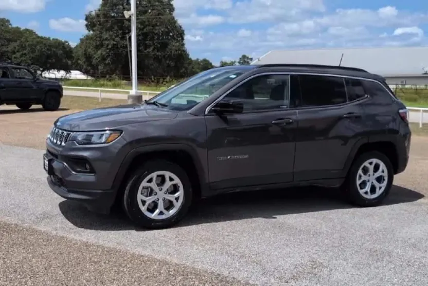 2024 Jeep Compass Latitude photo 1