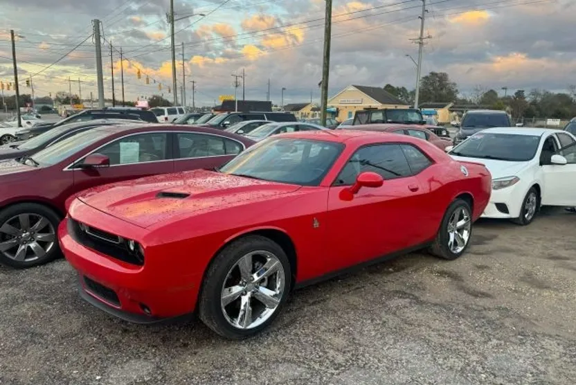 2015 Dodge Challenger SXT photo 1