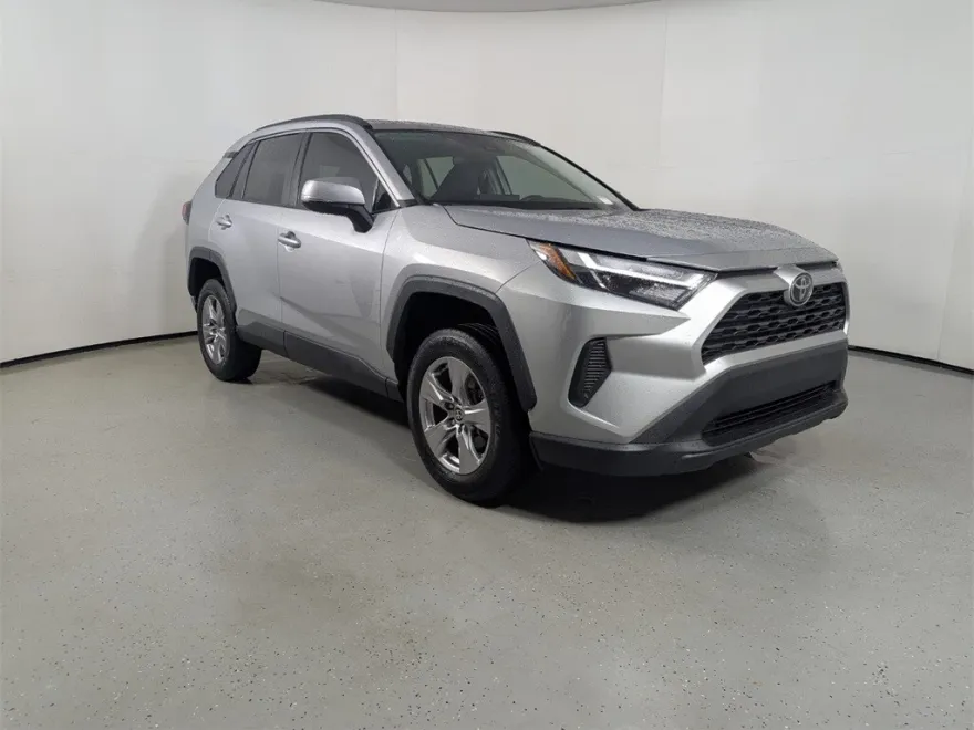 2022 Toyota RAV4 XLE photo 1