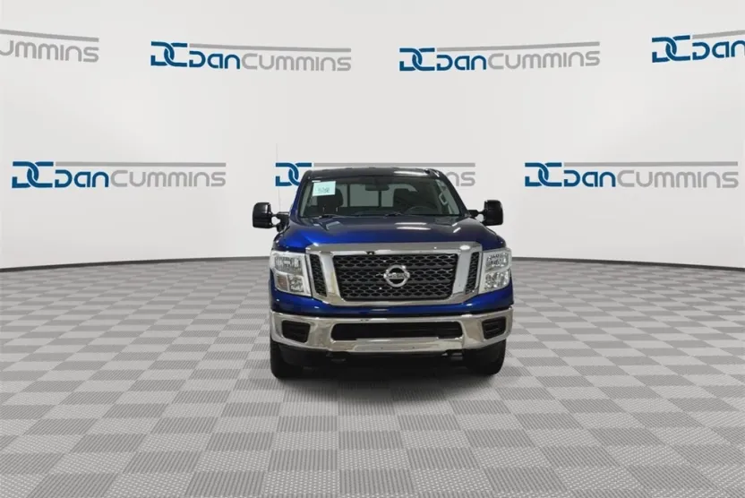 2017 Nissan Titan SV photo 1