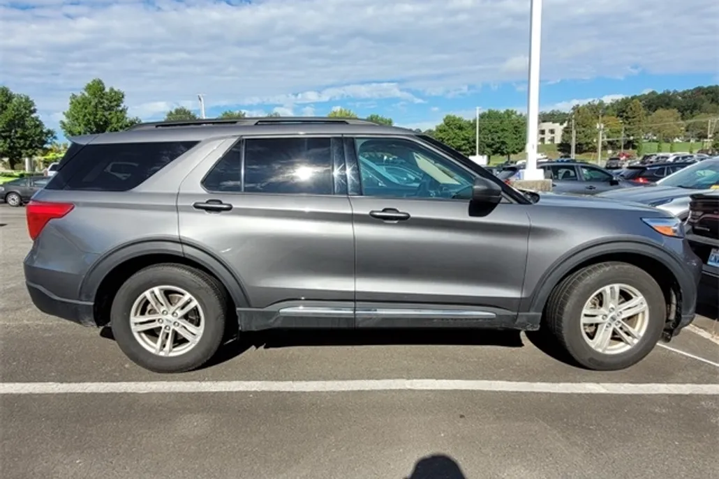 2023 Ford Explorer XLT photo 1