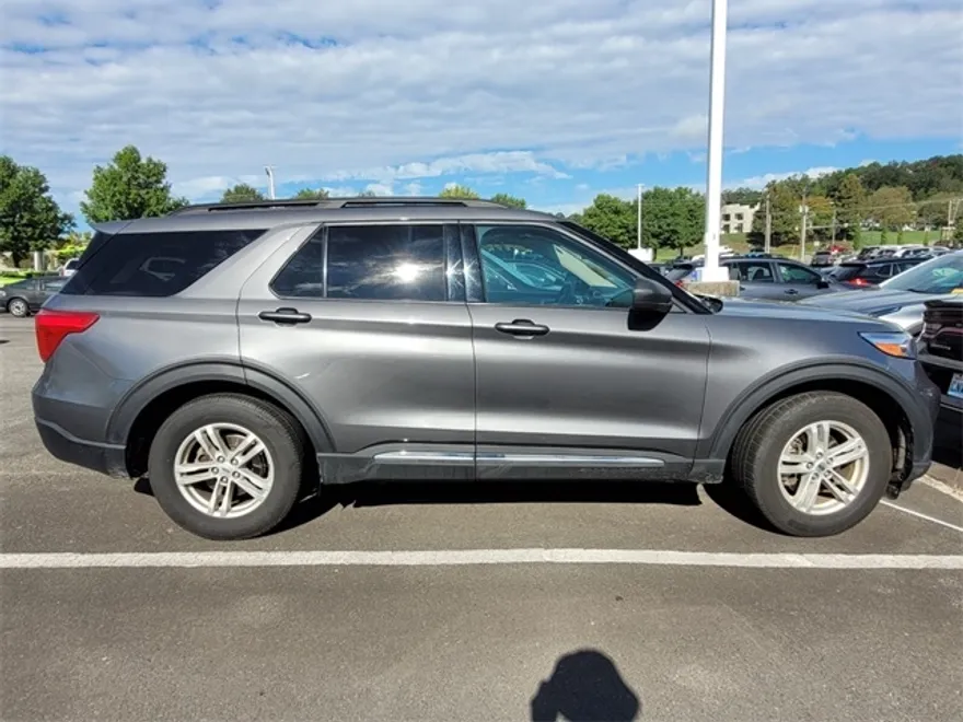 2023 Ford Explorer XLT photo 1