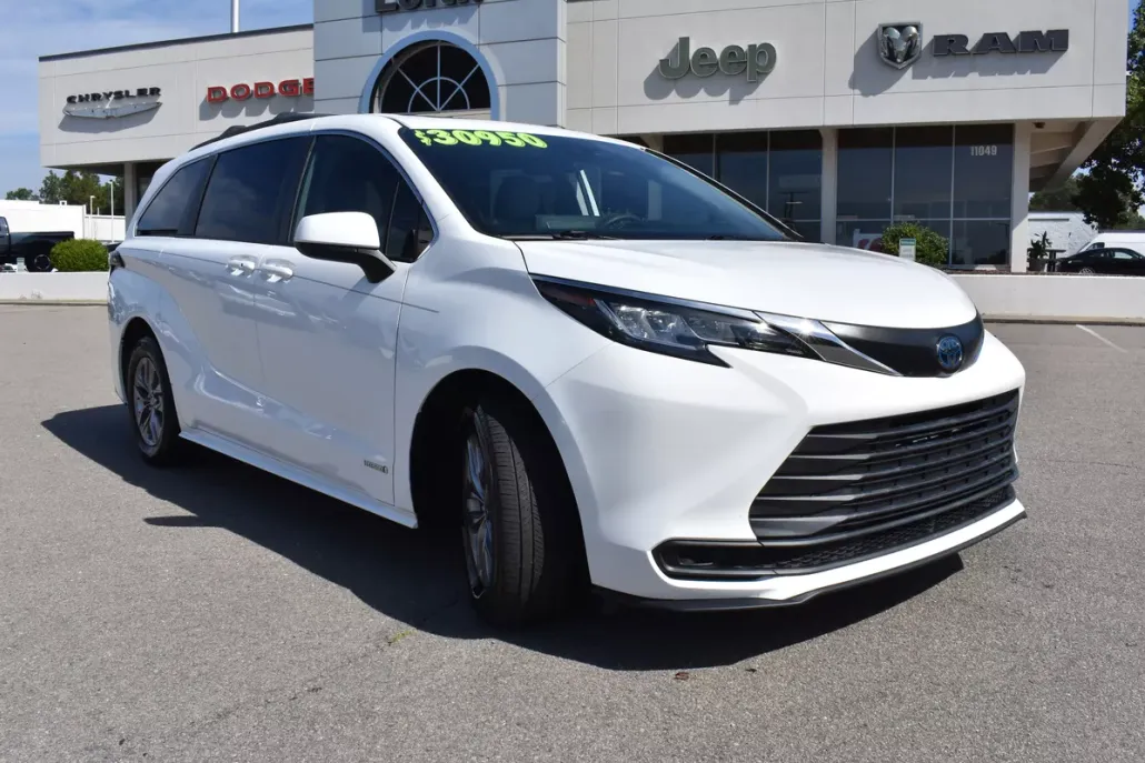 2021 Toyota Sienna LE photo 1