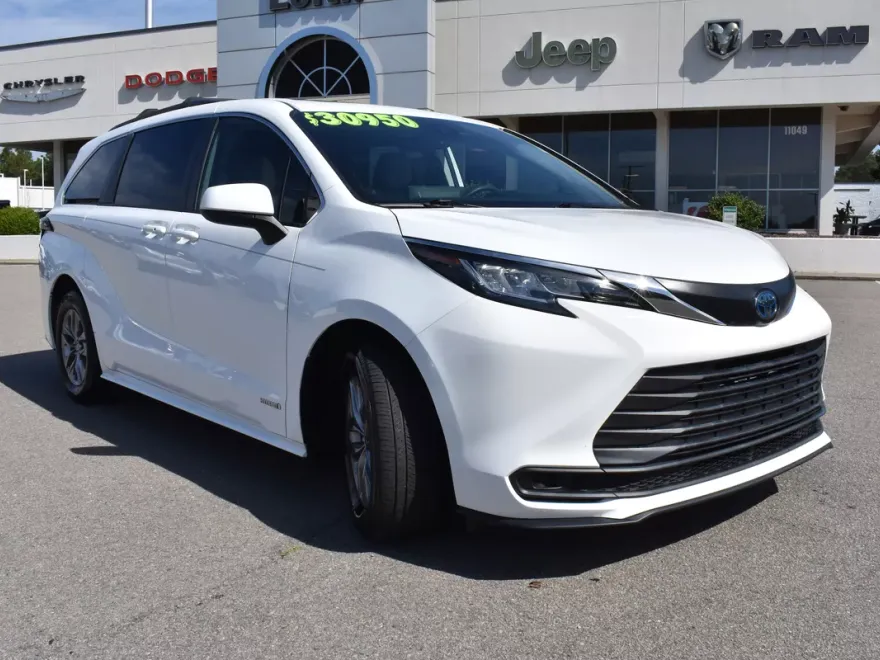 2021 Toyota Sienna LE photo 1