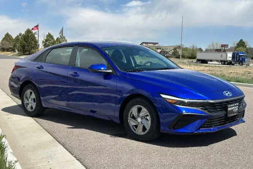 2025 Hyundai Elantra SE photo 3