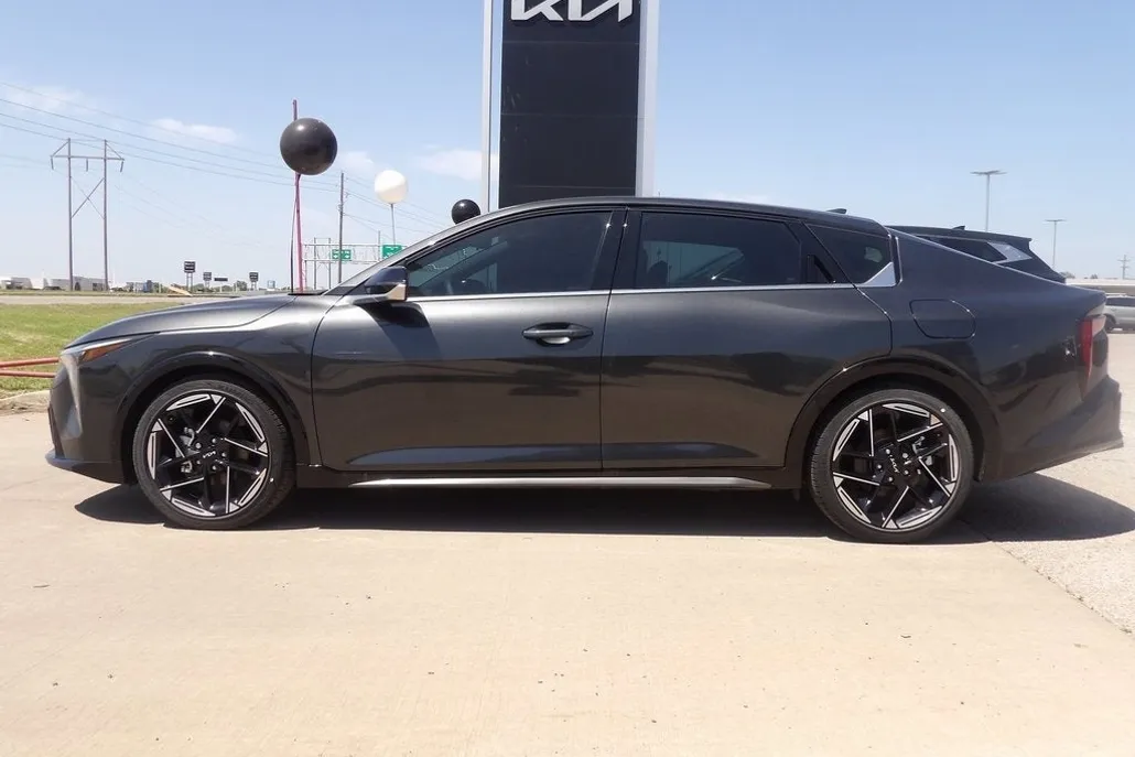 2025 Kia K4 GT-Line photo 1