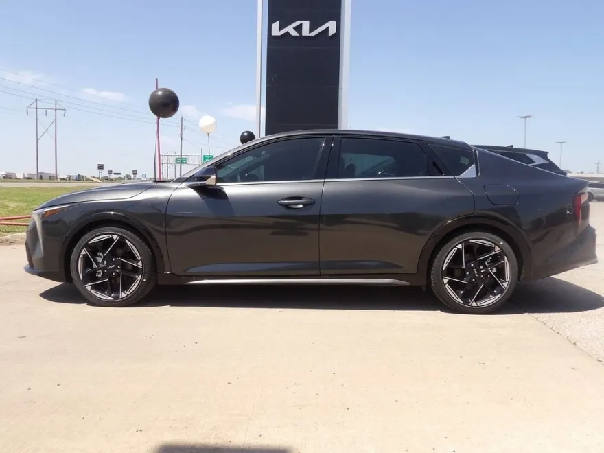 2025 Kia K4 GT-Line photo 1