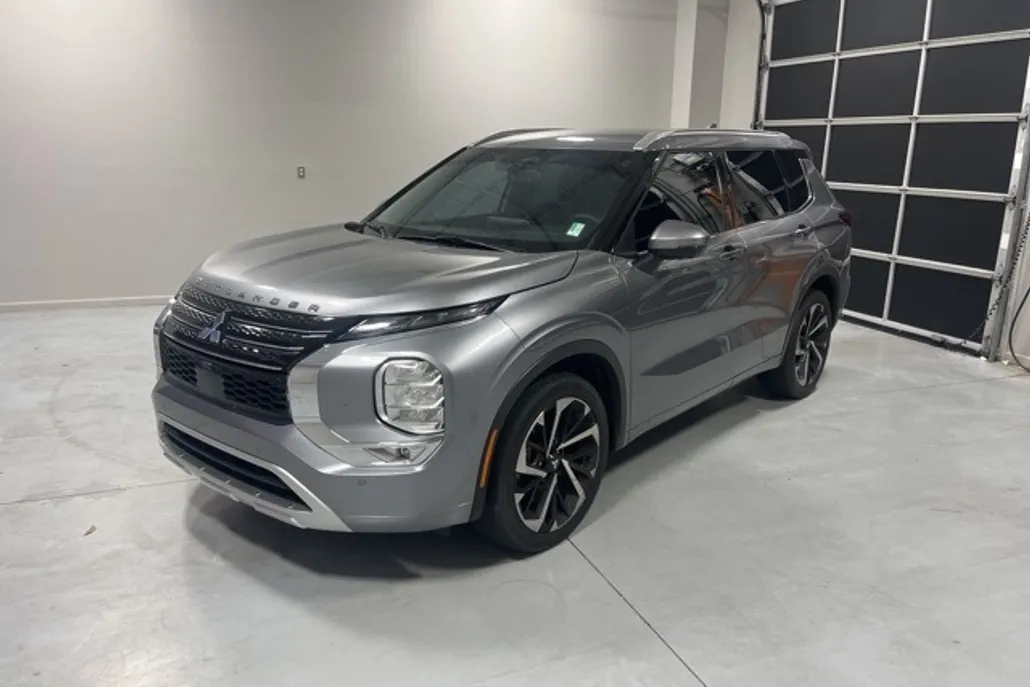 2023 Mitsubishi Outlander SEL photo 1