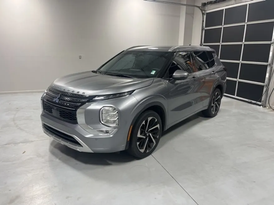 2023 Mitsubishi Outlander SEL photo 1