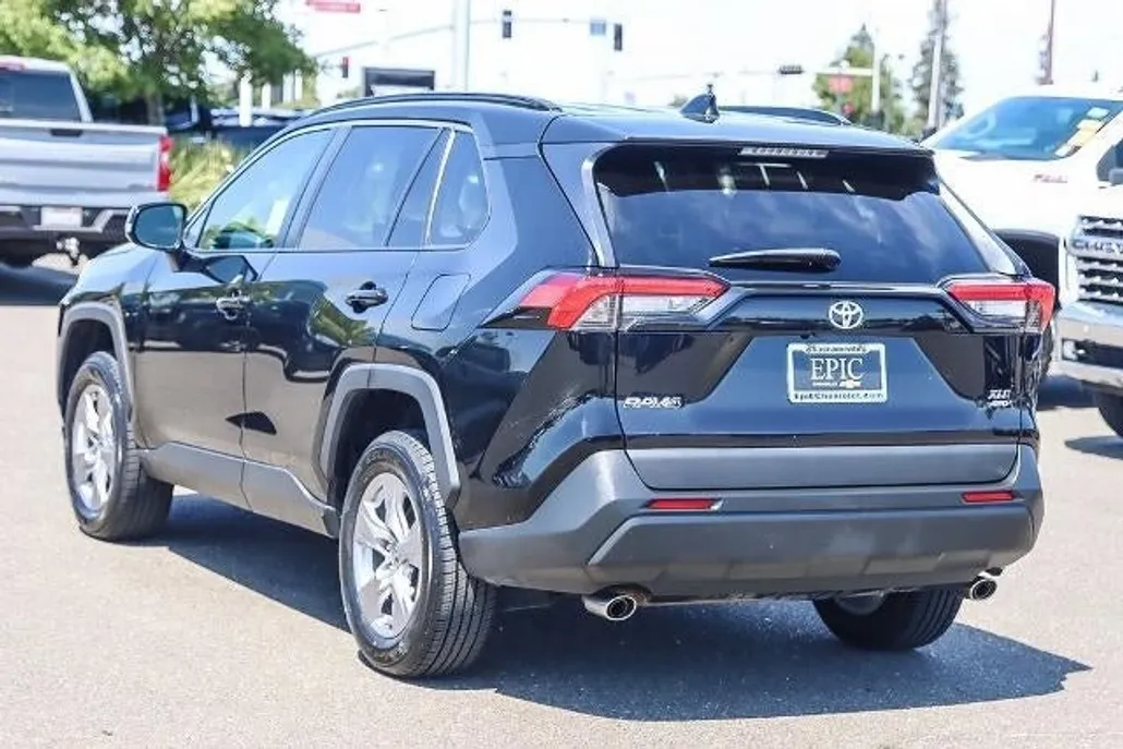 2022 Toyota RAV4 XLE photo 1