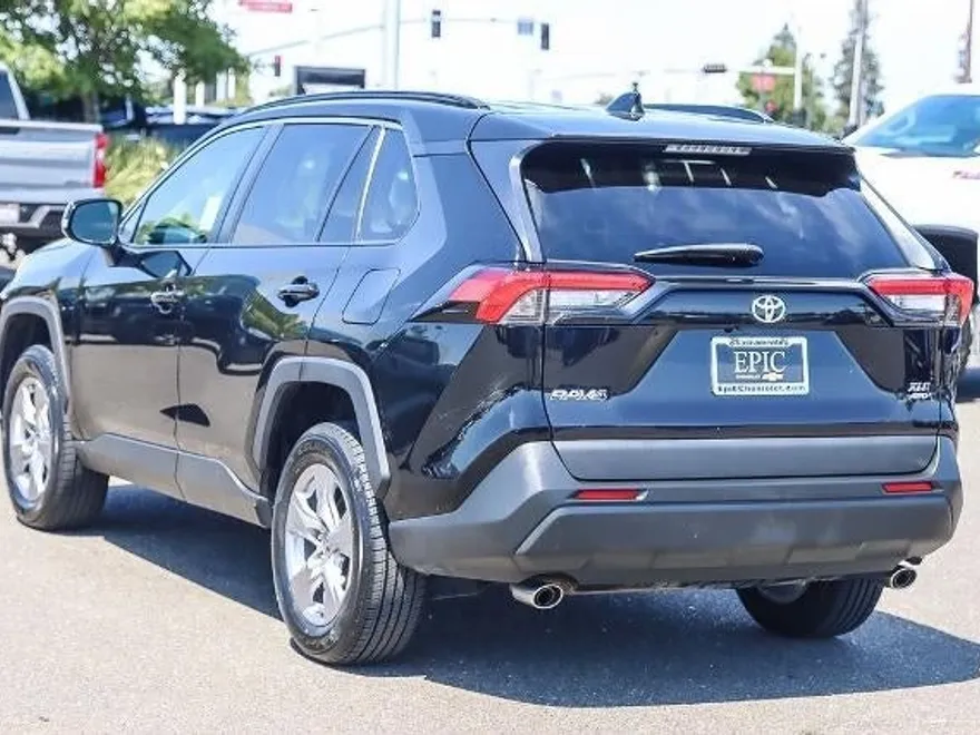 2022 Toyota RAV4 XLE photo 1