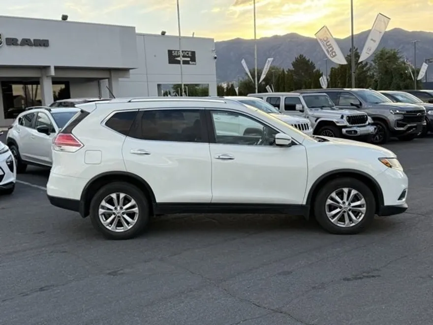 2016 Nissan Rogue SV photo 1