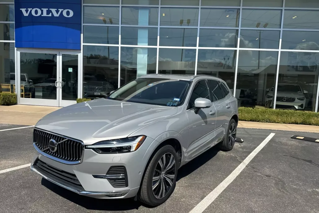 2023 Volvo XC60 B5 Plus photo 1