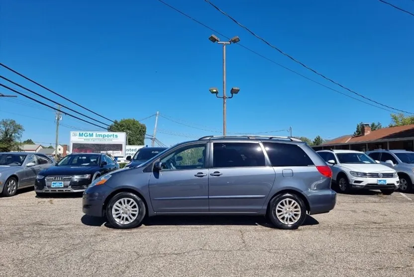 2009 Toyota Sienna XLE photo 1
