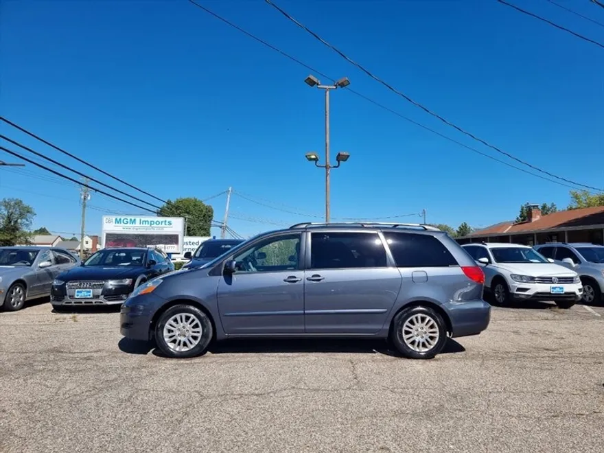 2009 Toyota Sienna XLE photo 1