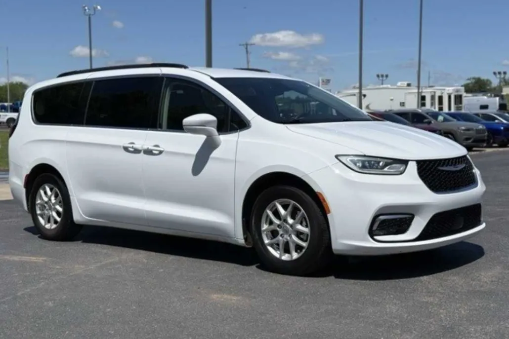 2023 Chrysler Voyager LX photo 1