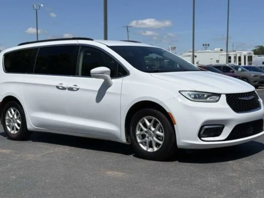 2023 Chrysler Voyager LX photo 1