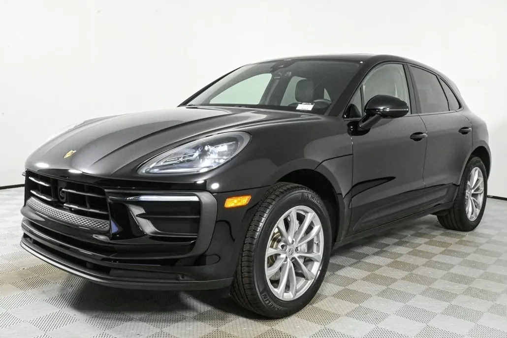 2025 Porsche Macan T photo 1