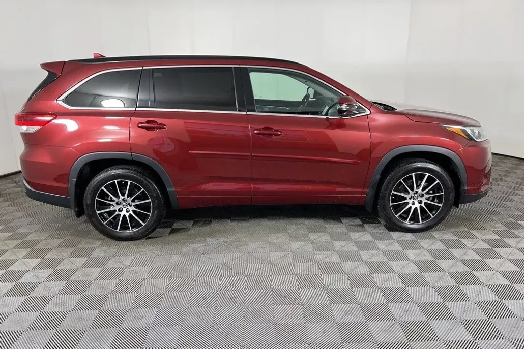 2018 Toyota Highlander SE photo 1