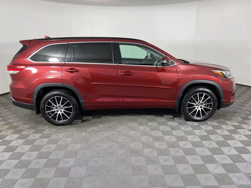 2018 Toyota Highlander SE photo 1
