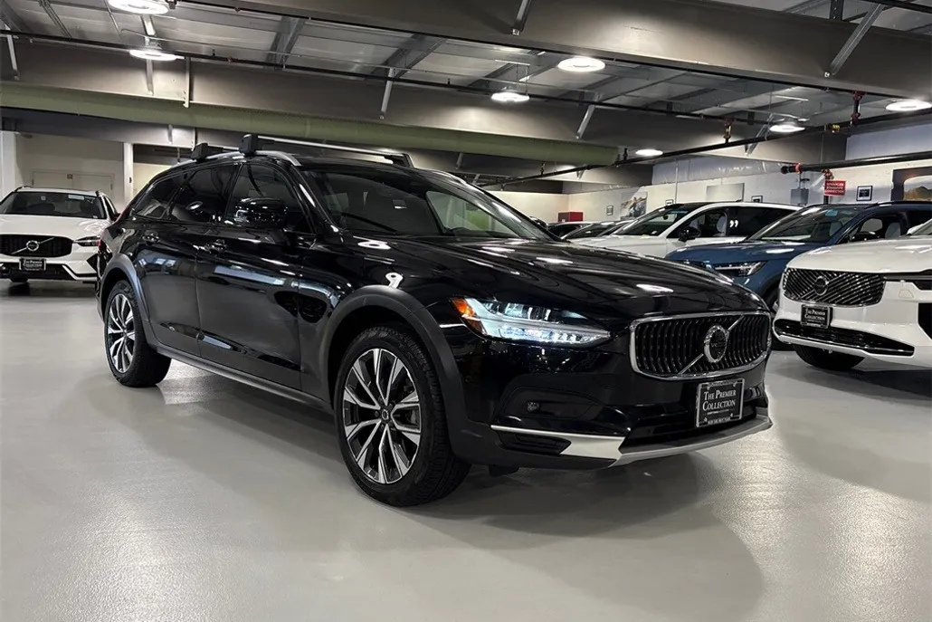 2024 Volvo V90 Cross Country B6 Plus photo 1