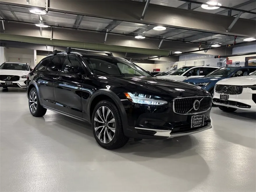2024 Volvo V90 Cross Country B6 Plus photo 1