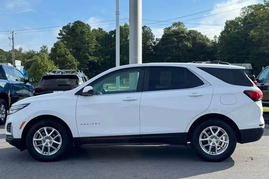 2022 Chevrolet Equinox LT photo 1