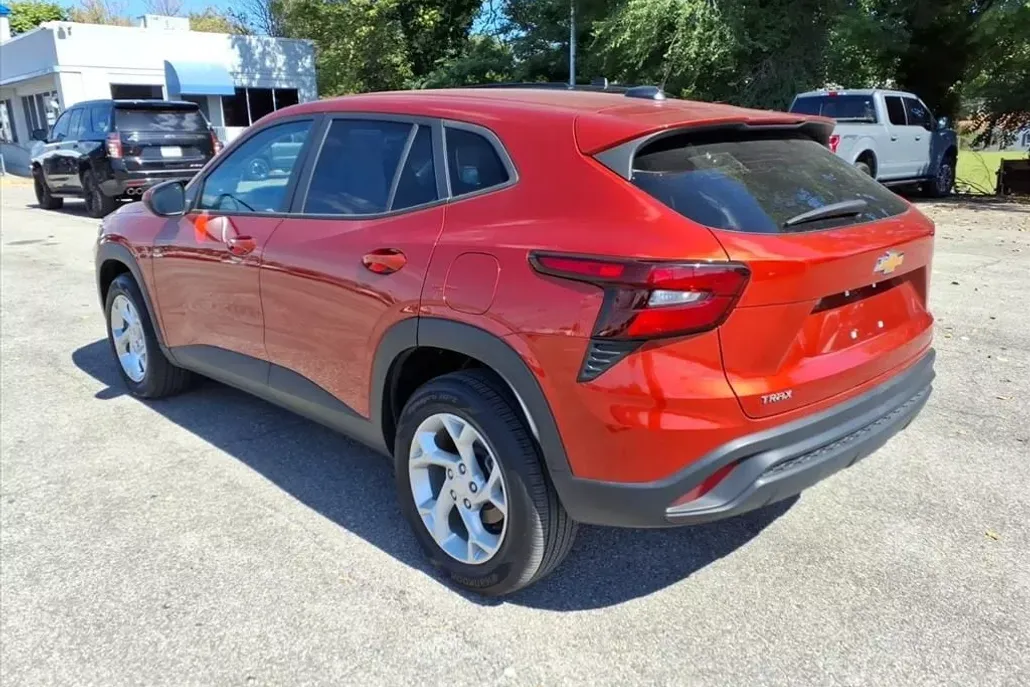 2024 Chevrolet Trax LS photo 1