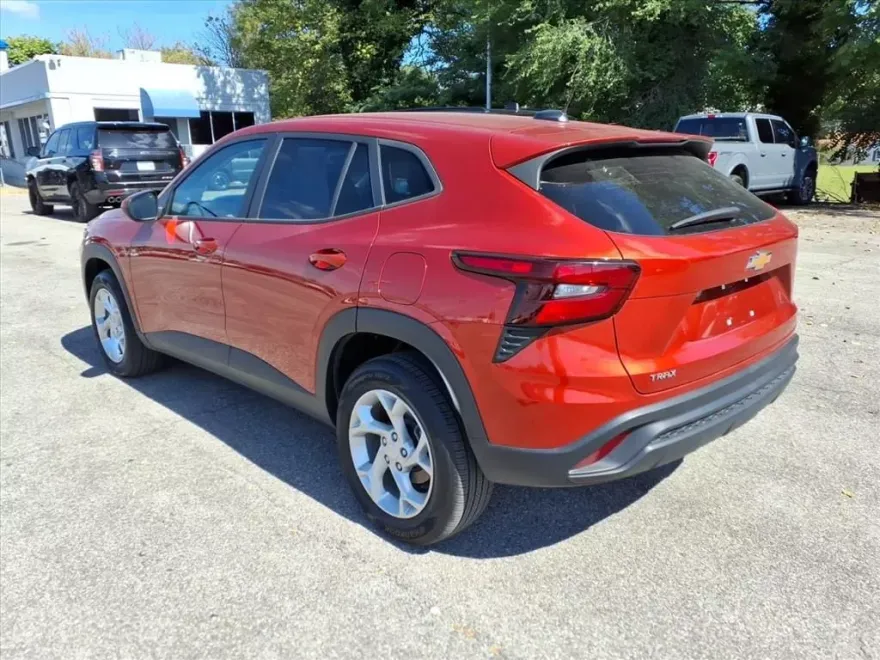 2024 Chevrolet Trax LS photo 1