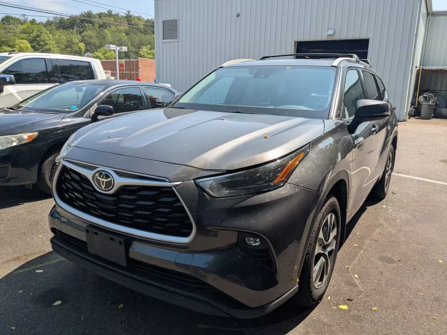 2022 Toyota Highlander XLE photo 1