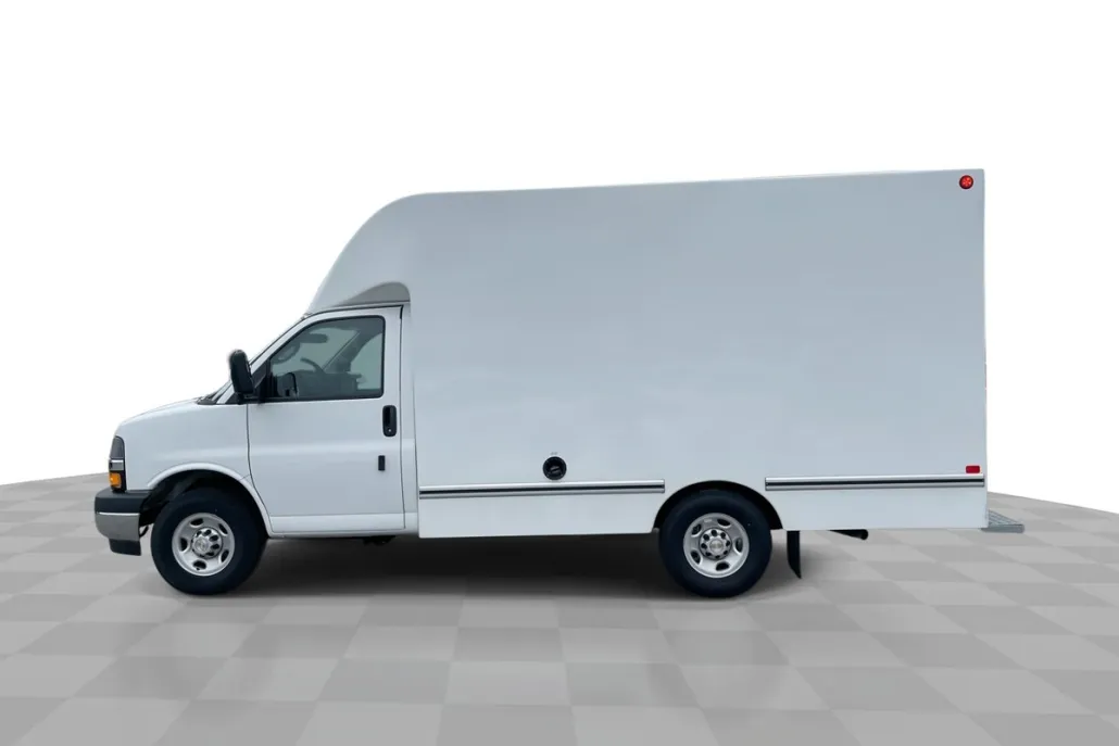 2024 Chevrolet Express Cutaway 3500 photo 1